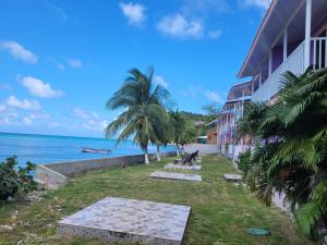 a building on the beach next to the ocean at HOTEL POSADA DEL MAR in Providencia