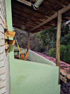 una hamaca colgada del lateral de un edificio en Canto Verde Pousada, en Lençóis