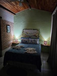 Canto Verde Pousada في لينكويس: غرفة نوم مع سرير مع لحاف أزرق