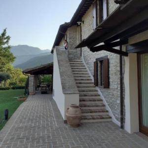 ein Backsteingebäude mit einer Treppe und einer Treppe in der Unterkunft Casa Vinto in Cagli