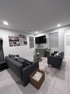 sala de estar con 2 sofás y TV en New, and Modern Home close to the strip en Las Vegas