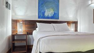 1 dormitorio con 1 cama con cabecero de madera en Boutique Hotel Colinas Petrópolis by Ateliê, en Petrópolis