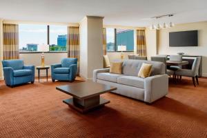 un soggiorno con divano, sedie e tavolo di Sheraton Baltimore North a Towson