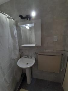 bagno con lavandino bianco e specchio di Sueños del Pilar a Godoy Cruz