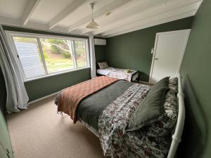 1 dormitorio con cama y ventana en Bower by the Sea, en Penneshaw