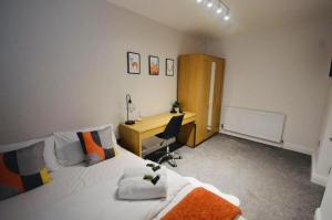 Katil atau katil-katil dalam bilik di Remarkable 3-Bed Ground Floor Apartment - Coventry