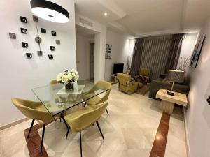 A seating area at XPCE D CARLOS GARDENS Apartment