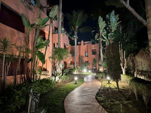 A garden outside XPCE D CARLOS GARDENS Apartment