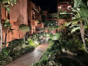 A garden outside XPCE D CARLOS GARDENS Apartment