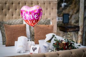 Um balão cor-de-rosa com as palavras "amo-te" em Queen's Loft em Windermere