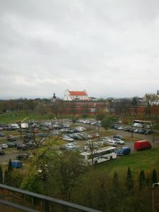 un estacionamiento con muchos autobuses y coches en Czwarte Piętro, en Zamość