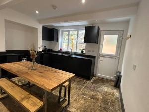 Un televizor și/sau centru de divertisment la Cottage in Holmfirth Centre