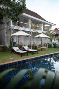 dom z basenem i parasolami w obiekcie Chic stay HANA Boutique hotel w mieście Luang Prabang