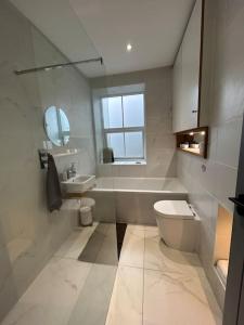 Baño blanco con lavabo y aseo en Cottage in Holmfirth Centre en Holmfirth