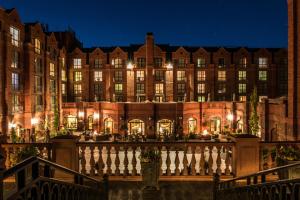 vista su un grande edificio di notte di St. Regis Aspen Resort ad Aspen