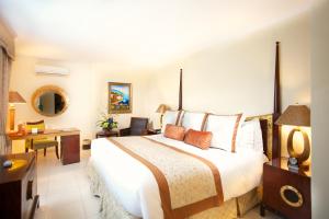 Habitación de hotel con cama grande y escritorio. en TOSCANA INN HOTEL, en Panamá