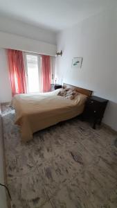 1 dormitorio con 1 cama grande en una habitación en Doña Rita departamentos en Villa María