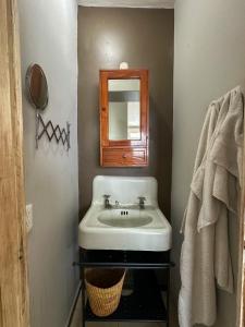 uma casa de banho com um lavatório e um espelho em Loft 2 cuartos Terraza y baño privados em Cidade do México