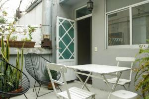 uma mesa e cadeiras num pátio com uma mesa e uma janela em Loft 2 cuartos Terraza y baño privados em Cidade do México