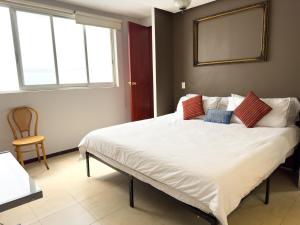 um quarto com uma cama grande com duas almofadas em Loft 2 cuartos Terraza y baño privados em Cidade do México