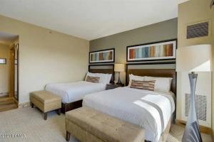 ein Hotelzimmer mit 2 Betten und einem Stuhl in der Unterkunft Grand Summit G412 Lodge Park City in Park City