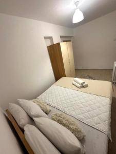 Ένα ή περισσότερα κρεβάτια σε δωμάτιο στο Apartman Alisa