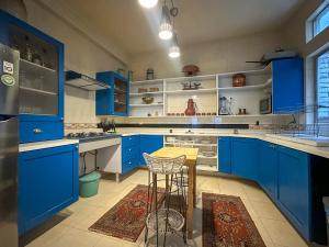 uma cozinha azul com balcões brancos e armários azuis em Cuarto 2 - Roma Norte Cama Queen Size em Cidade do México