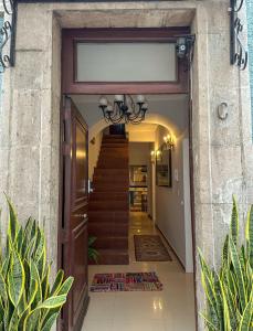 um corredor com uma escada que leva a uma casa em Cuarto 2 - Roma Norte Cama Queen Size em Cidade do México