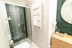 拿坡里的住宿－B&Bio Architiello，带淋浴、卫生间和盥洗盆的浴室