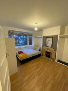 een kleine slaapkamer met een bed en een raam bij Spacious 2 Bedroom Apartment in Zone 2 LONDON in Londen
