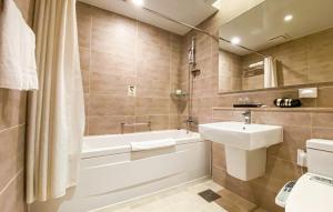 釜山Haeundae Wide Ocean View & Residence的带浴缸、水槽和马桶的浴室 更多37张照片