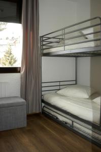 une chambre avec deux lits superposés et une fenêtre dans l'établissement Immeuble Lauvitel - Apt Comme à la Maison- Front de Neige Plein Sud, à Les Deux Alpes
