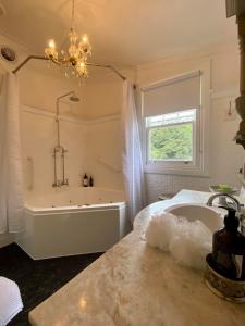 Ένα μπάνιο στο Warburton House