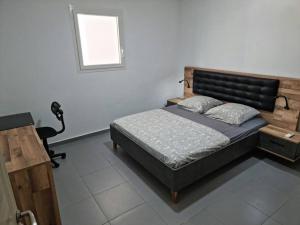 um quarto com uma cama e uma janela em Appartement Pyé koko em Lamentin