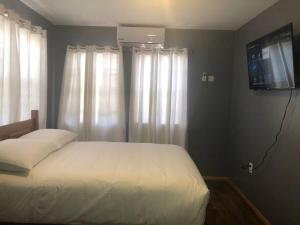 صورة لـ Downstairs 2 Bedroom Avalon Regia Apartment في جورج تاون +15 صورة