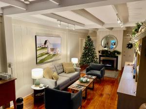 sala de estar con sofá y árbol de Navidad en The Inn At English Meadows, en Kennebunk