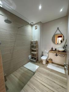 bagno con servizi igienici, lavandino e specchio di Luxury, Cosy Apartement (Wifi, Balcony, Parking) a Marrakech