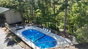 an overhead view of a swimming pool in a yard at Traveler's Inn in Eureka Springs