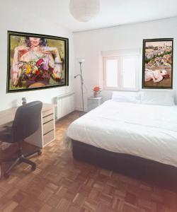 安静双人房 في مدريد: غرفة نوم بسرير ومكتب ولوحة على الحائط