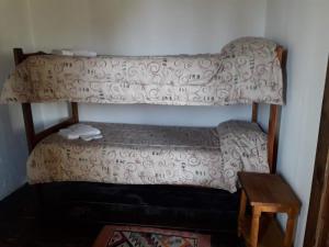 a room with two bunk beds and a table at Departamentos Serranos en Tandil in Tandil