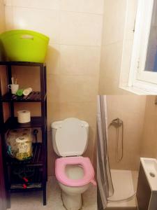 ein Badezimmer mit einem rosa WC und einer Dusche in der Unterkunft 安静双人房 in Madrid