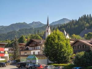 une petite ville avec une église et un parking dans l'établissement Chalet Hornblick, à Fieberbrunn