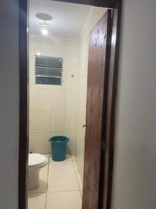 una puerta abierta a un baño con aseo en Quarto particular com suíte, en Paulista
