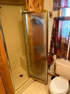 La salle de bains est pourvue d'une douche et de toilettes. dans l'établissement Sandy Hollow Vacation Home, à White