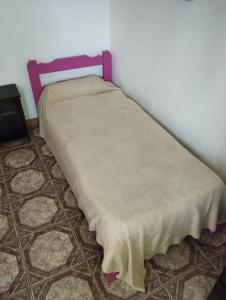una cama en una esquina de una habitación en Casa 2 ambientes Mar del Plata en Mar del Plata