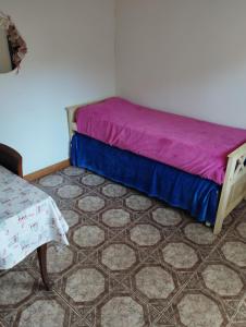1 dormitorio con 1 cama con manta morada y azul en Casa 2 ambientes Mar del Plata en Mar del Plata