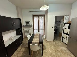 una cucina con tavolo e sedie in una stanza di Casa intera Torino - Museo Egizio - Stadio - Pala Alpitour - Via Gravere 20 a Torino