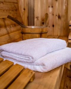 una pila de toallas sentadas en una mesa en una cabaña en Suite 202 - Destination Mont-Orford, en Magog-Orford