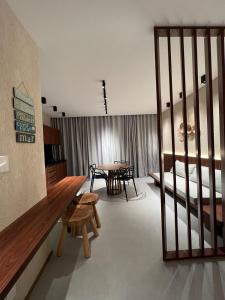 une chambre avec un lit, une table et des chaises dans l'établissement Studio Beira Mar de Tatuamunha, Rota dos Milagres, à Porto de Pedras