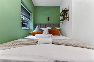 En eller flere senge i et værelse på Fabulous One Bedroom Flat with Private Garden